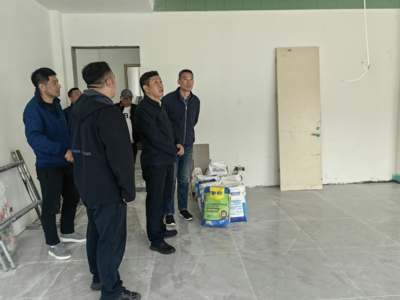 领导深入现场查看施工情况